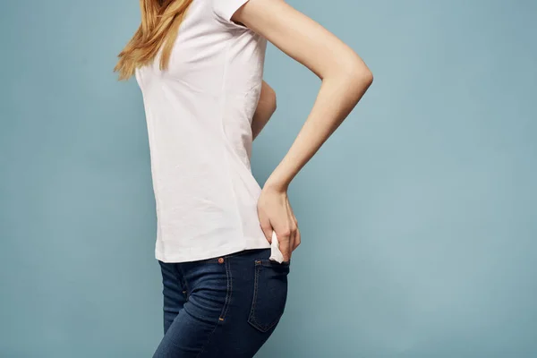 Mulher com tira em jeans bolso menstruação dias críticos — Fotografia de Stock