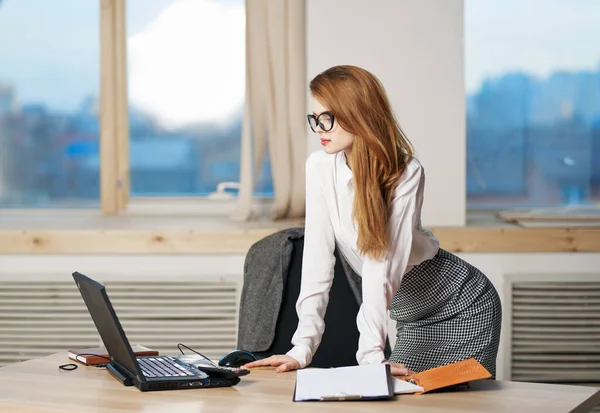 Frau Sekretärin Schreibtisch Laptop Technologie Lifestyle Sekretärin — Stockfoto