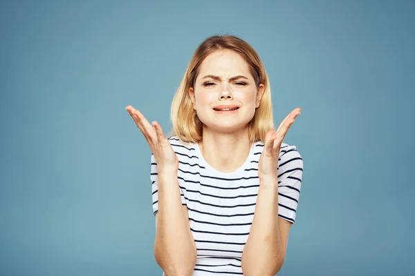 Emozionale donna a righe t-shirt stile di vita ritagliato sfondo blu — Foto Stock