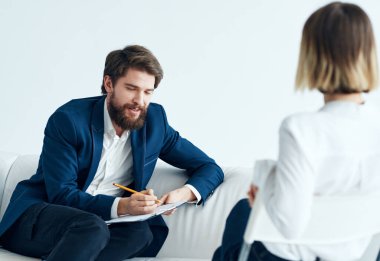 Çalışanlar, arka planda hafif bir kadın boşluğuyla iletişim kurarlar.