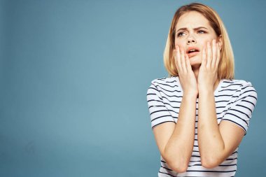 Üzgün kadın duyguları hoşnutsuzluk jestleri ve mavi arka plan