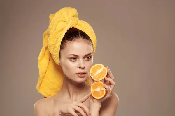 Mulher bonita galhos cortados ombros nus citrinos vitaminas cosméticos — Fotografia de Stock