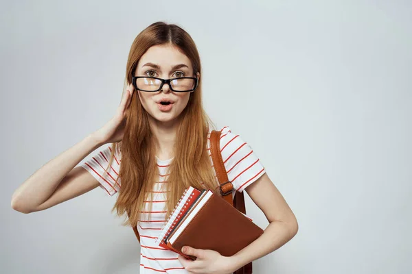 Vrouwelijke student met notitieblok en rugzak op rug bijgesneden bekijk onderwijs wetenschap bril — Stockfoto