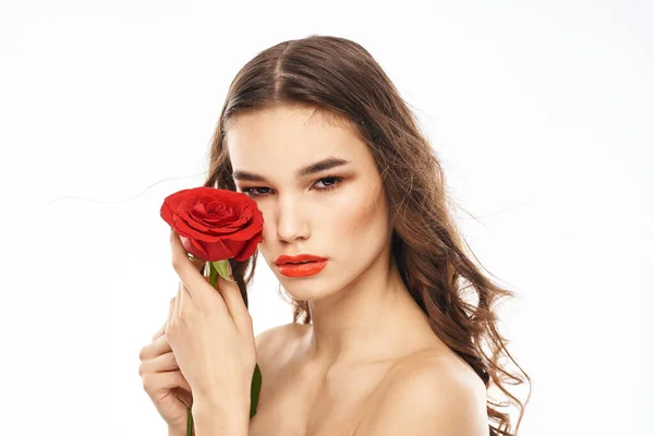 Femme aux épaules nues et rouge rose soirée maquillage fond clair — Photo