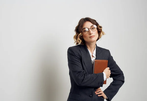 Kobieta z notatnikami kurtka model okulary fryzura biuro — Zdjęcie stockowe