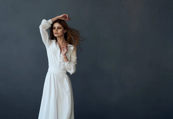 ホワイトドレスグラマー高級ライフスタイルスタジオモデルの女性 — ストック写真