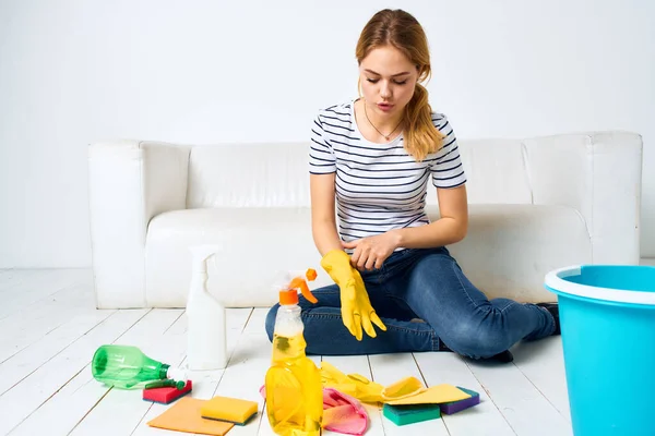 Donna pulizia camera pulizia igiene e servizio detergenti interni — Foto Stock
