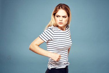 Üzgün kadın duyguları hoşnutsuzluk jestleri ve mavi arka plan