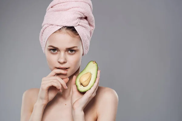 Gyönyörű nő meztelen vállak spa kezelések avokádó természetes kozmetikumok — Stock Fotó