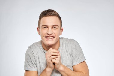 Gri tişörtlü adam duyguları açık arkaplan görünümlü