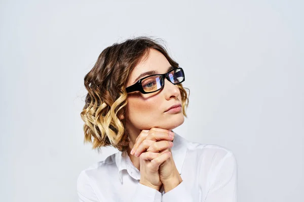 Kvinna företag finansiering glasögon arbete kontor ljus bakgrund porträtt modell — Stockfoto