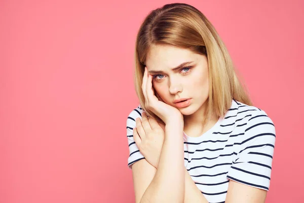 Kvinna i randig t-shirt känslor studio beskärd vy livsstil rosa isolerad bakgrund — Stockfoto