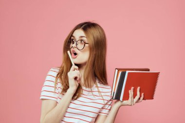 Pembe arka plan gözlüklü genç kız öğrenci yüz eğitimi enstitüsünde kırpılmış görüş