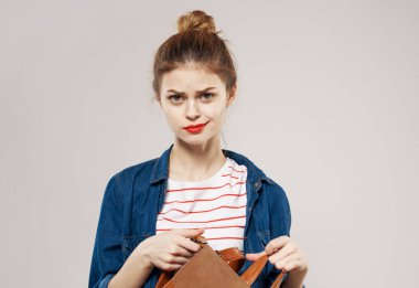 Güzel bir kadın zarif bir sırt çantası öğrencisinin gri arka planı