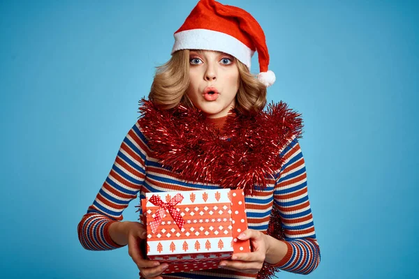 Kobieta w kapeluszu Świętego Mikołaja i pudełka na prezenty Boże Narodzenie nowy rok — Zdjęcie stockowe