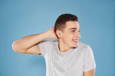 Beyaz tişörtlü duygusal adam mavi arkaplan yaşam tarzını kırptı