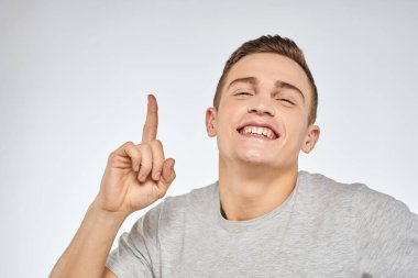 Neşeli, duygusal, gri tişörtlü, el hareketli stüdyo yaşam tarzı.