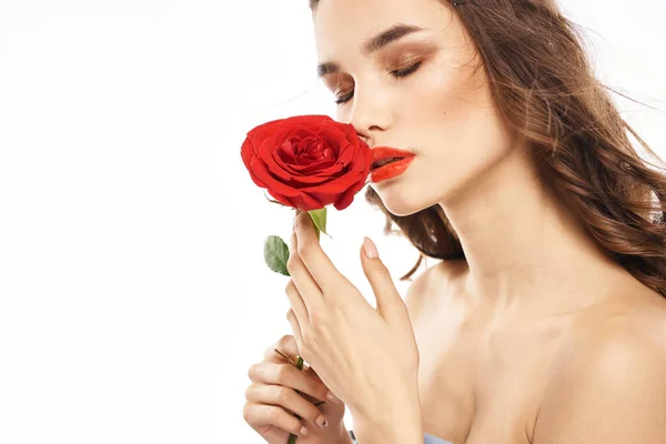 Mujer con hombros desnudos y rosa roja noche maquillaje fondo claro — Foto de Stock