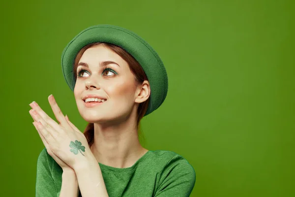 Felice donna st patricks giorno verde t-shirt cappello trifoglio vacanze divertimento — Foto Stock