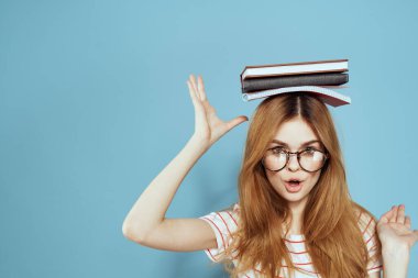 Notları ve mavi gözlükleri olan enerjik bir bayan öğrenci.