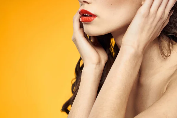 Gyönyörű barna piros ajkak csupasz vállak bőrápolás sárga háttér — Stock Fotó