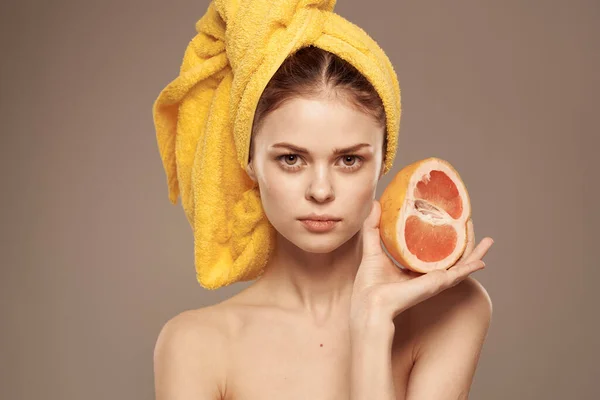 Bella donna spalle scoperte pompelmo in mano cosmetici naturali vitamine — Foto Stock