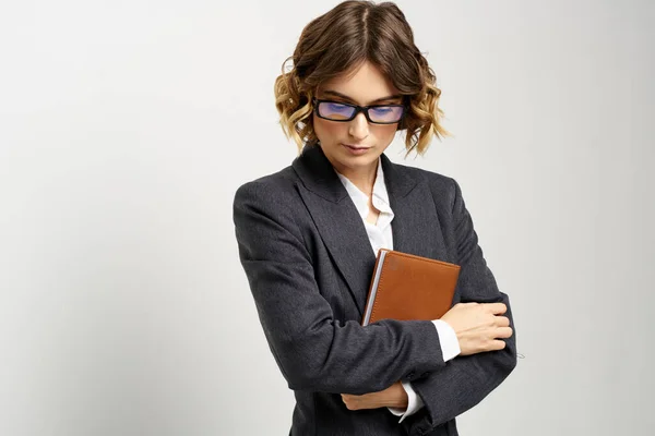 Bizneswoman w klasycznym garniturze z notatnikiem w ręku i okularami na twarzy Copy Space — Zdjęcie stockowe