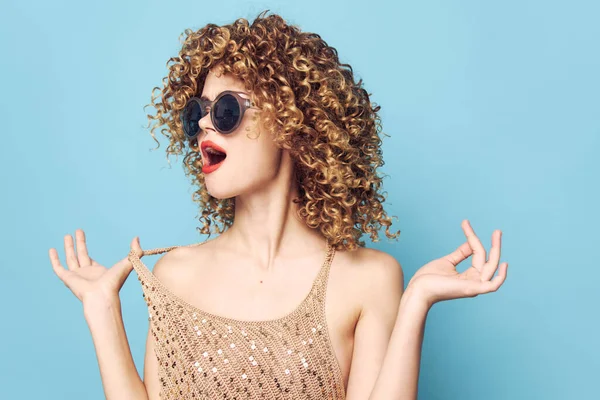 Känslomässig kvinna Lockigt hår charm coola läppar livsstil solglasögon — Stockfoto