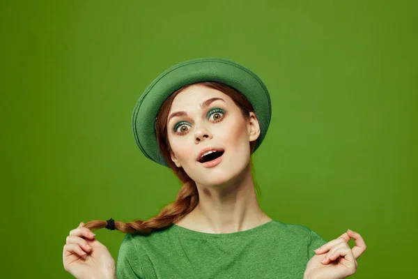 St patricks jour heureux femme vert t-shirt chapeau trèfle vacances amusant — Photo