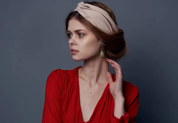 Bela mulher em glamour vestido vermelho modelo de luxo fundo cinza — Fotografia de Stock