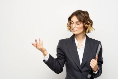 İş elbiseli kadın, iş belgelerini, gözlükleri, saç stilini finanse ediyor.