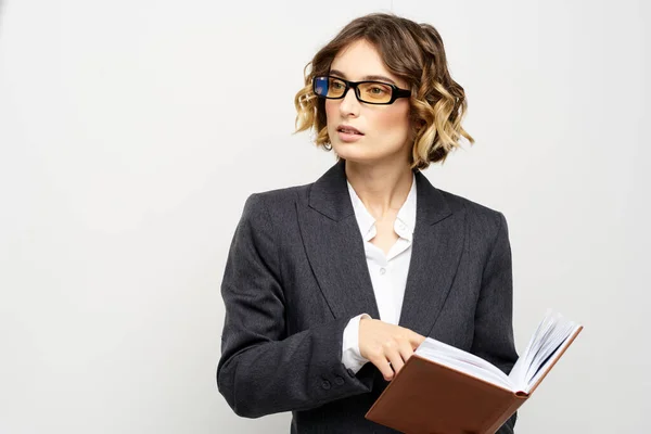 Donna d'affari in un abito classico con un taccuino in mano e occhiali sul viso Copy Space — Foto Stock