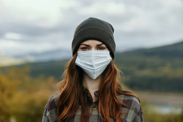 Portret kobiety w masce medycznej natura świeże powietrze styl życia — Zdjęcie stockowe