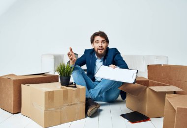 İşadamı, ofis yöneticisinin kutularını boşaltan şeyleri belgeleyecek.