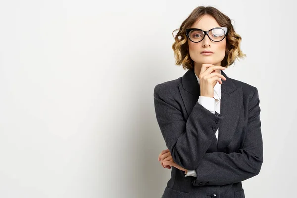 Donna d'affari fiduciosa in abito gesticolando con le mani di lavoro sfondo leggero — Foto Stock