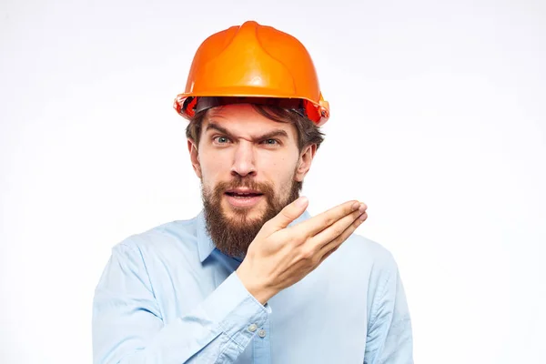 Эмоциональный работник оранжевая краска инженер профессиональной конструкции обрезанный вид — стоковое фото