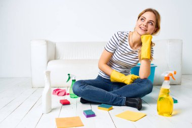 Evde temizlik yapan kadın deterjan yıkıyor.