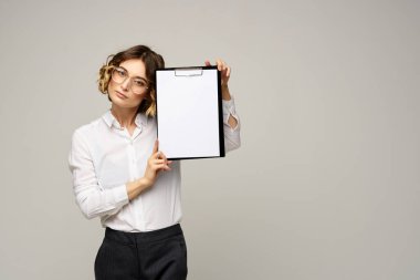 Gri arkaplan üzerine dosya klasörüne sahip iş kadını iş görüşünü kırptı