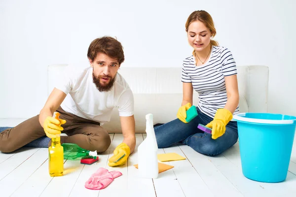 Hombre y mujer lavado de pisos suministros de limpieza interior trabajo en equipo — Foto de Stock