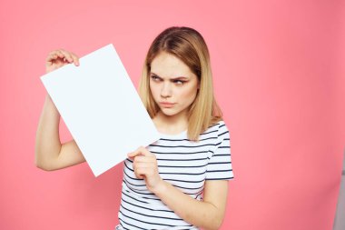 Elinde beyaz çarşaf tutan kadın çizgili tişört duyguları pembe arka plan