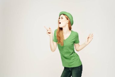 Aziz Patrick Günü 'nde elinde yonca olan güzel bir kadın.