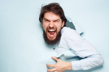 Bir adam, iş yerindeki bir memurun duygu duvarını yıktı.