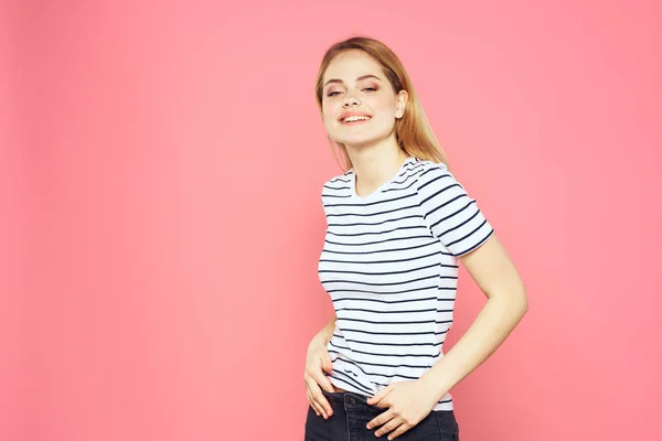 Mulher alegre listrado t-shirt estilo de vida emoções e gestos com as mãos rosa fundo — Fotografia de Stock