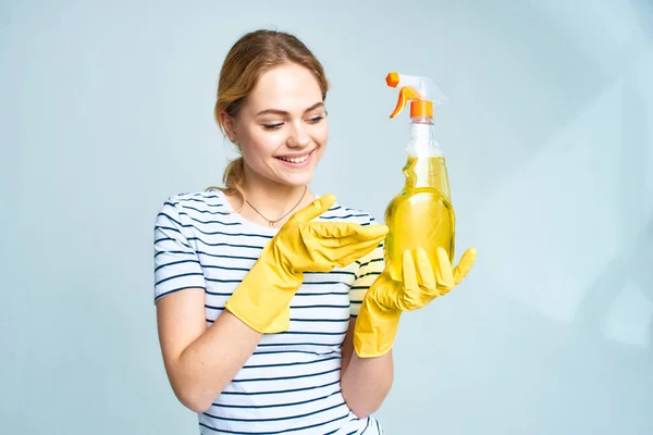 Эмоциональные женщины уборка услуги стиль жизни резиновые перчатки — стоковое фото