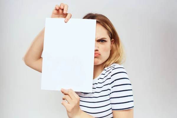 Femme tenant une feuille de papier dans ses mains style de vie rayé t-shirt vue recadrée Espace de copie — Photo