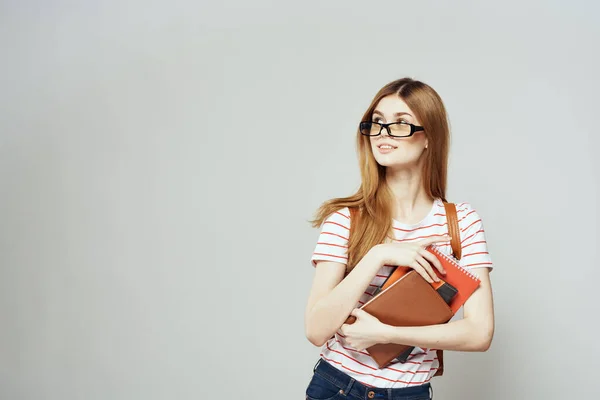 Flicka med anteckningsblock utbildning vetenskap kvinnlig student med ryggsäck — Stockfoto