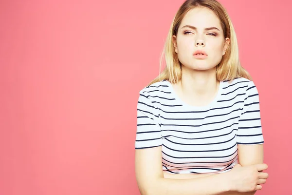 Rubia rayas camiseta emoción gesto manos disgustado expresión facial rosa fondo —  Fotos de Stock