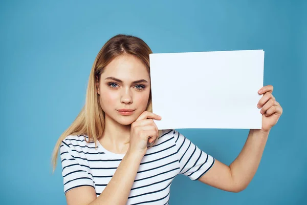 Woman holding sheet of paper striped T-shirt Kopiuj Przestrzeń przycięta widok niebieski tło — Zdjęcie stockowe