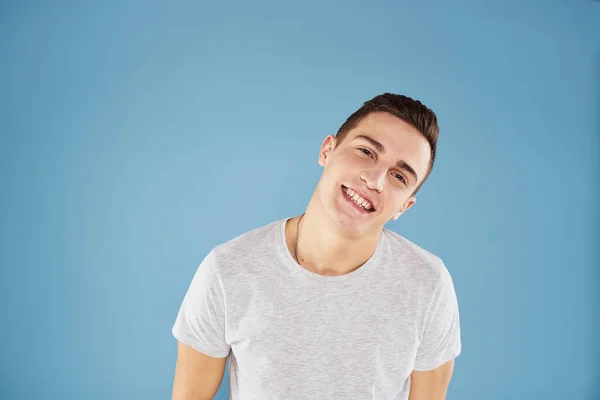 Hombre emocional en camiseta blanca vista recortada sobre fondo azul estilo de vida —  Fotos de Stock