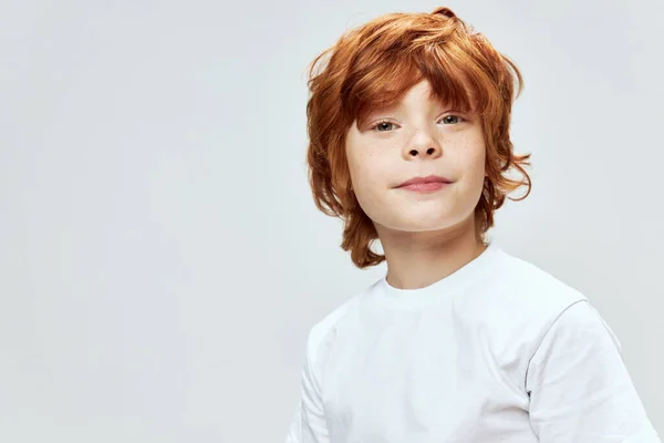 Portré vörös hajú fiú vágott kilátás fehér póló mosoly stúdió — Stock Fotó
